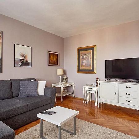 סקופיה Spacious Modern Apartment In Peaceful Neighborhood מראה חיצוני תמונה